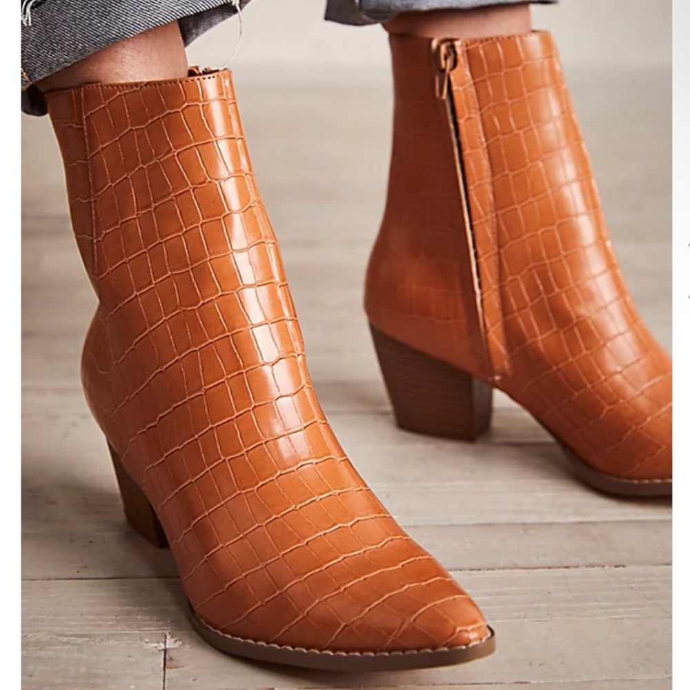 NIB NWT Matisse Free People Vegan Elyse Ankle Boots